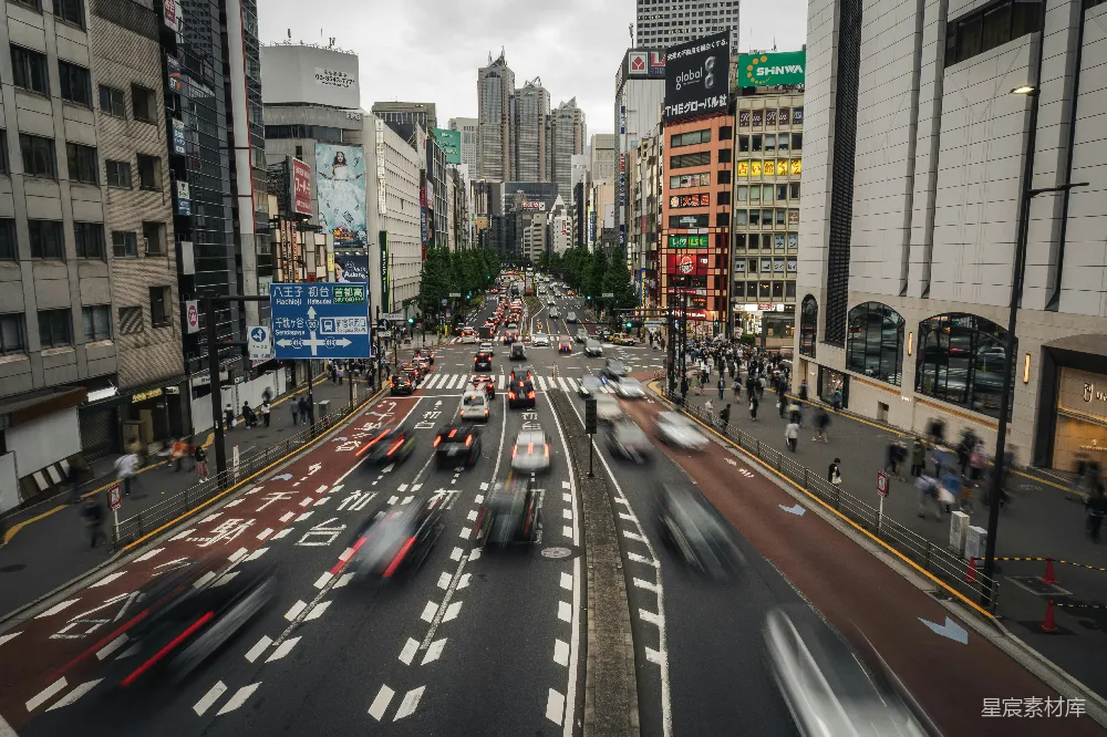 高清摄影  繁忙的城市街道，车流如织。