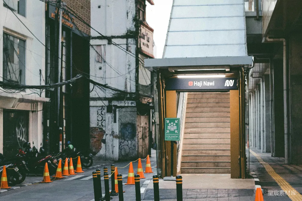 高清摄影  一条城市街道，有橙色的交通锥和一个公交车站