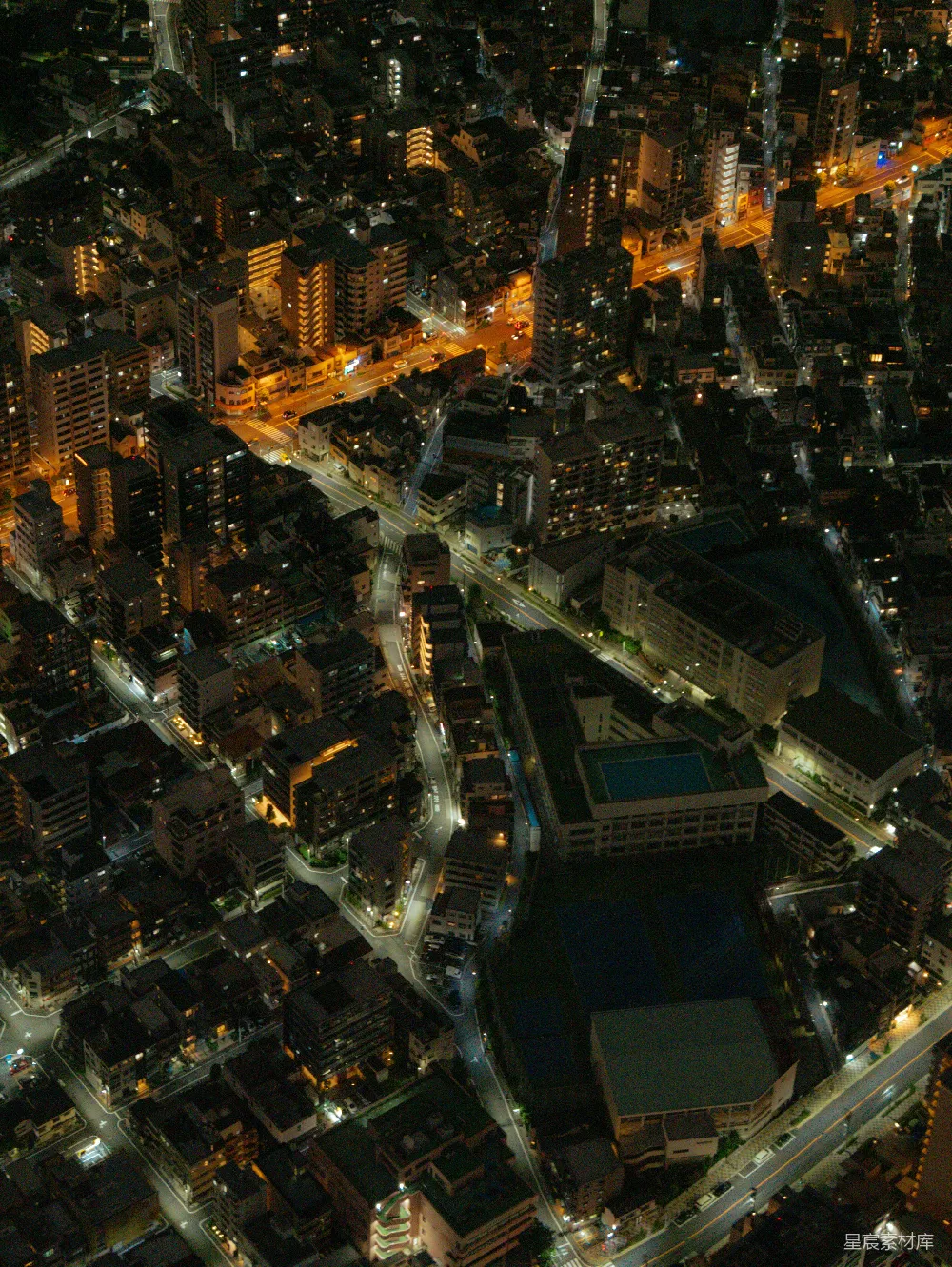 高清摄影  夜幕下的城市航拍图，建筑物灯光璀璨。