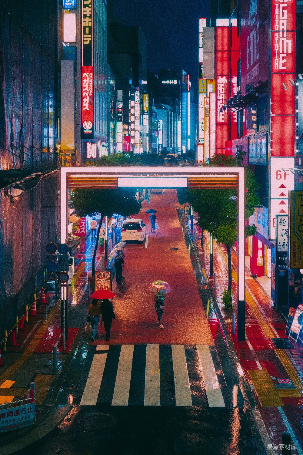 高清摄影  繁忙的街道上有行人和车辆。
