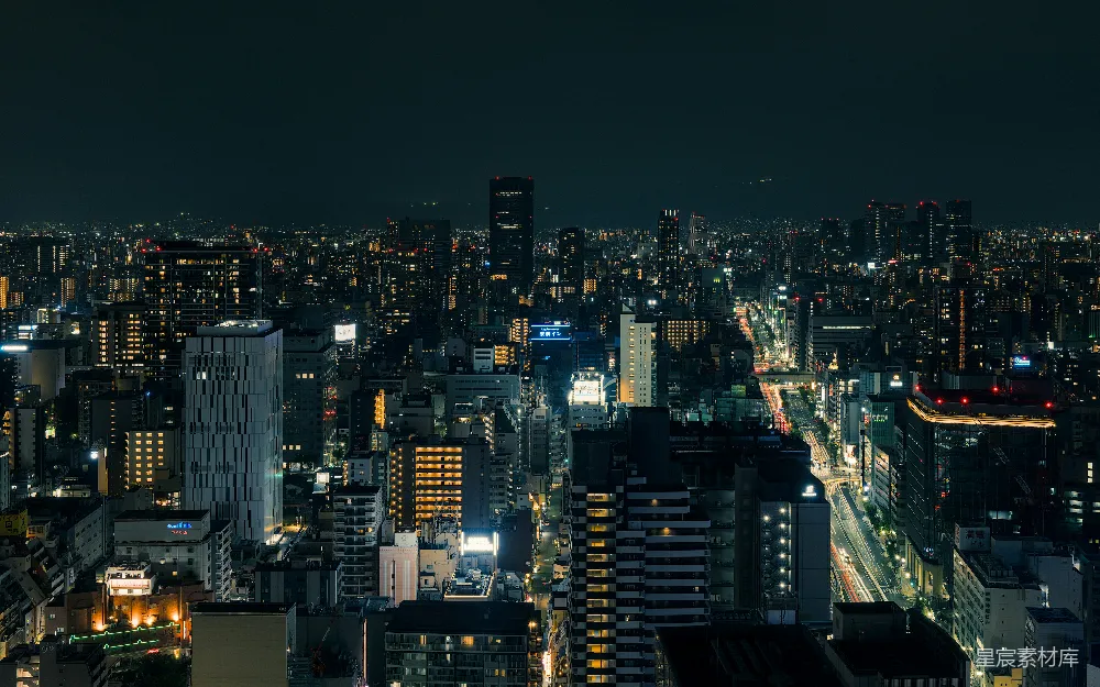 高清摄影 旅行 夜晚充满活力的城市景观，建筑物和街道灯火通明。