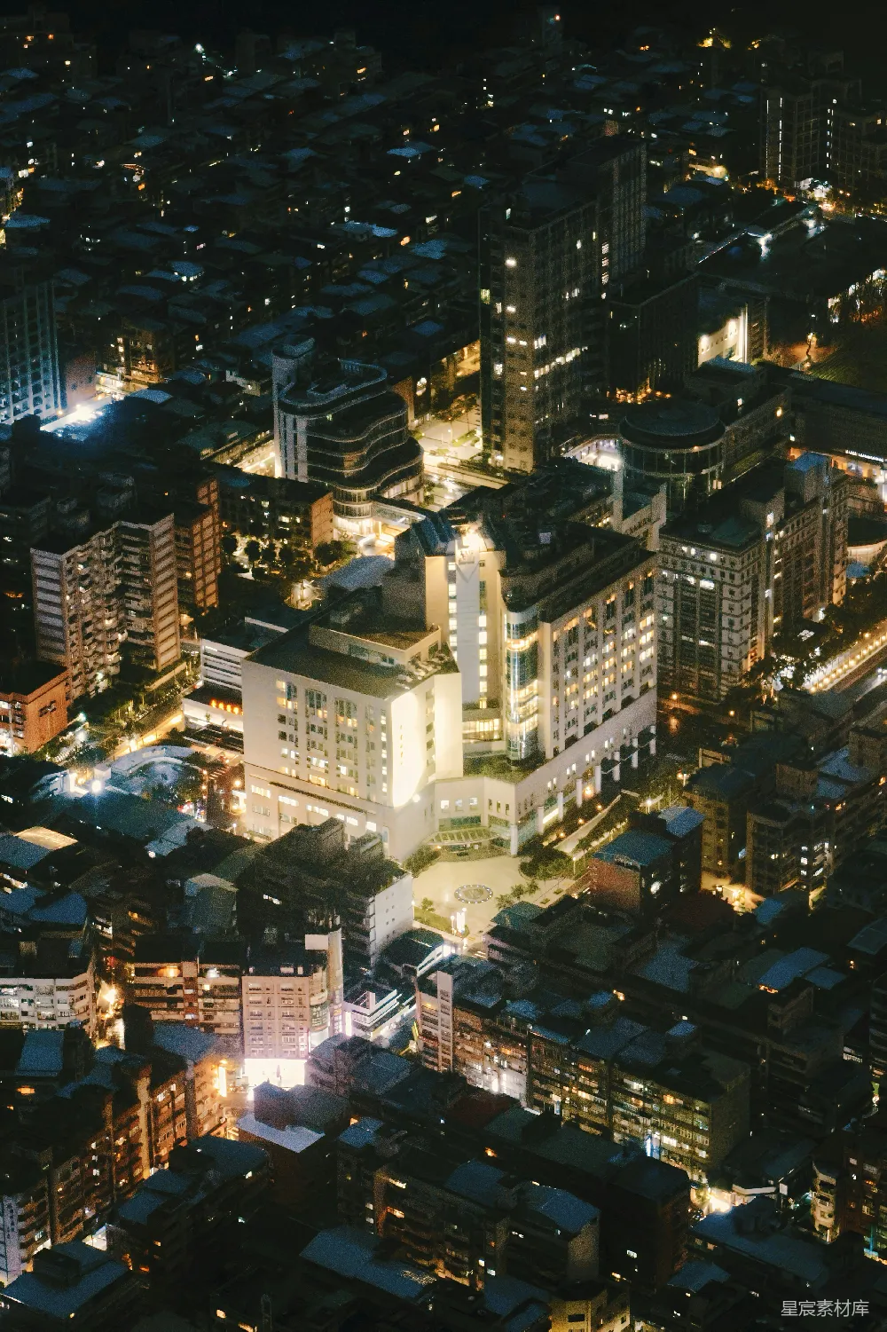 高清摄影  灯火辉煌的夜景，高大的建筑物林立。