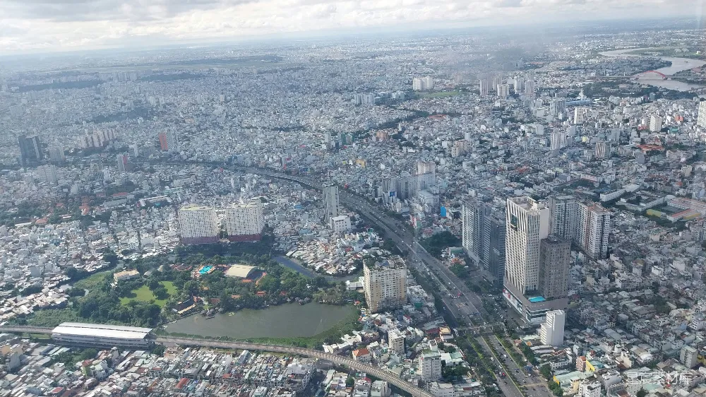 高清摄影  一座大型城市从空中俯瞰，有许多高楼大厦。