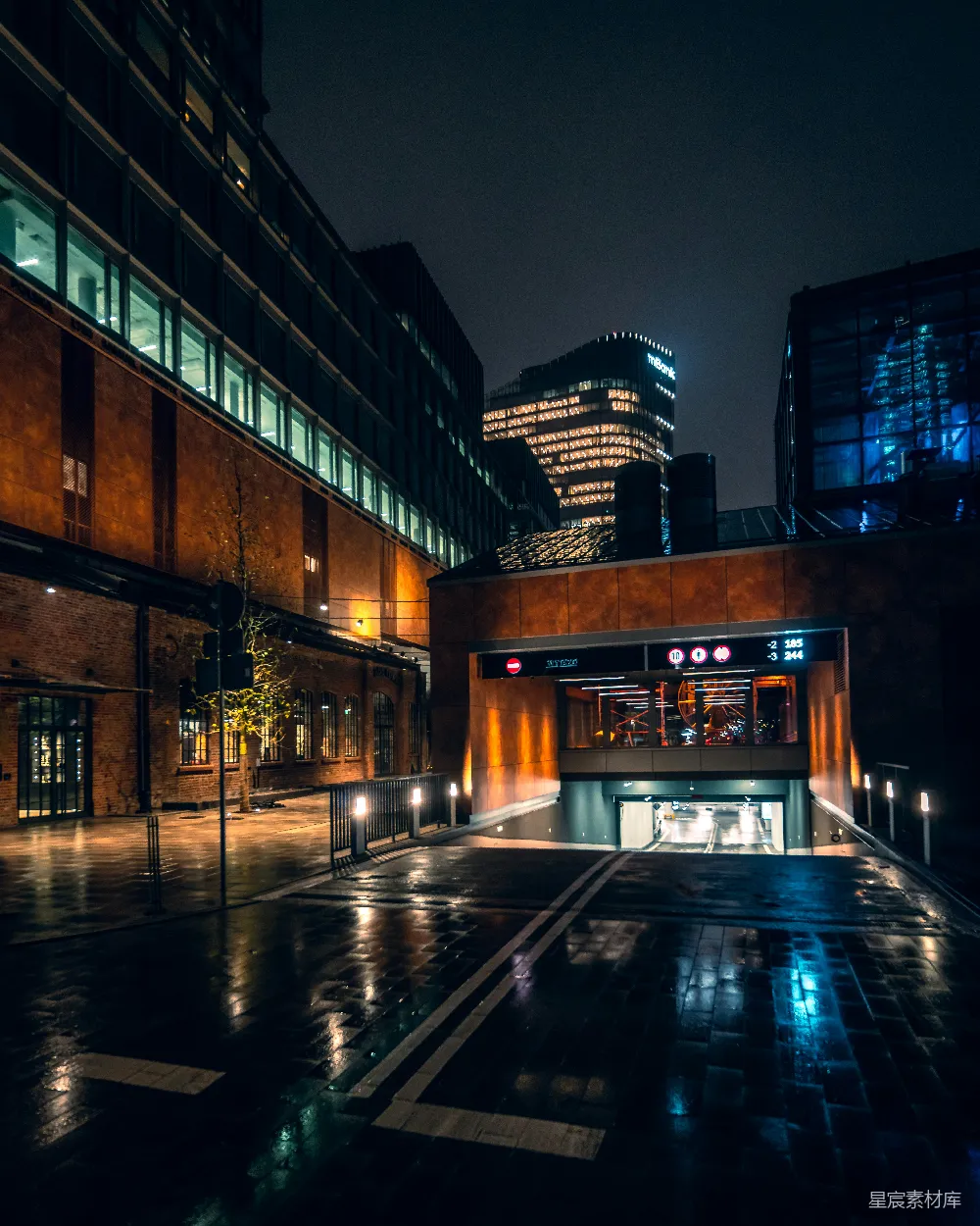 高清摄影 壁纸 夜晚的城市街道，建筑物灯火通明。