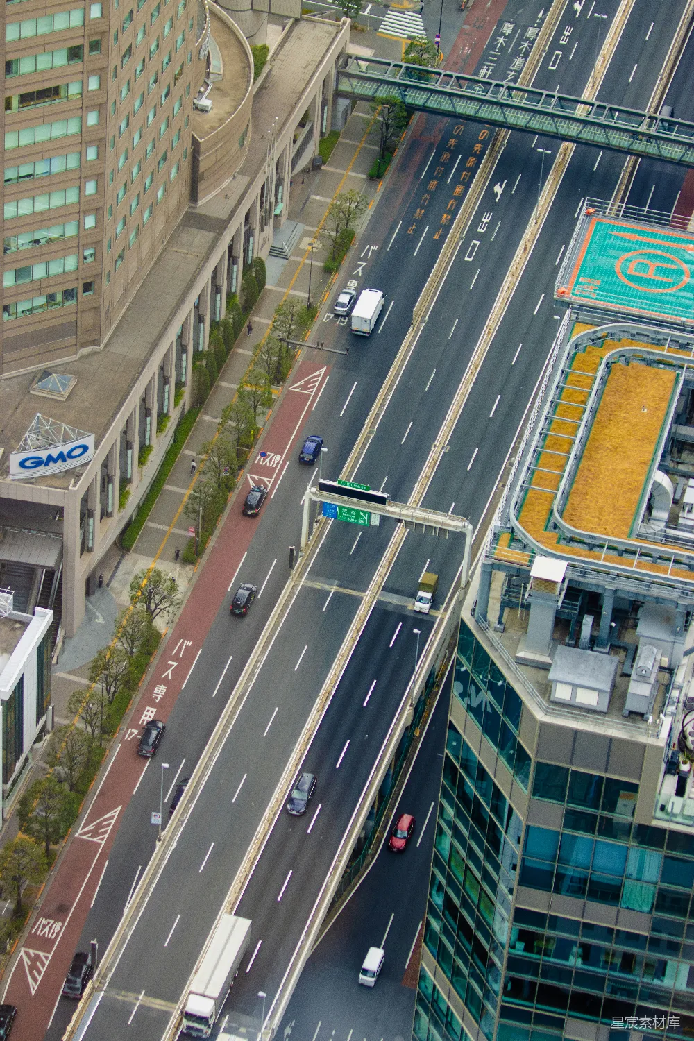高清摄影 旅行 壁纸 一座城市的街道全景，车辆在行驶。