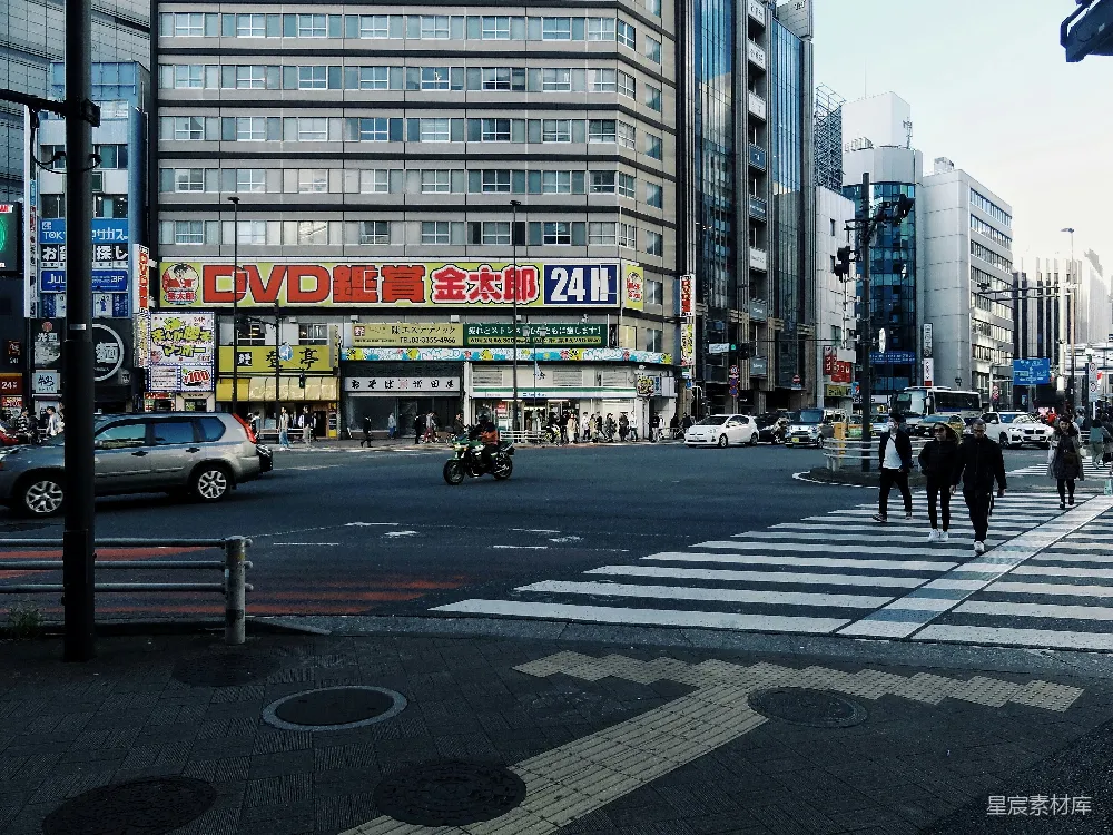 高清摄影  人们在建筑物之间过马路