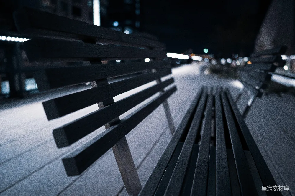 高清摄影  夜晚公园长椅的特写