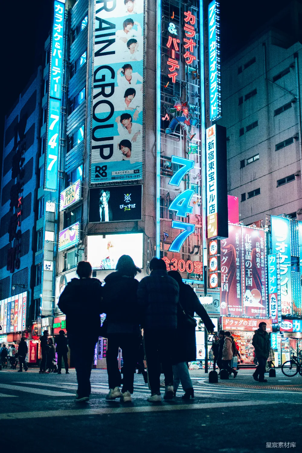 高清摄影  人们在夜间走在街上