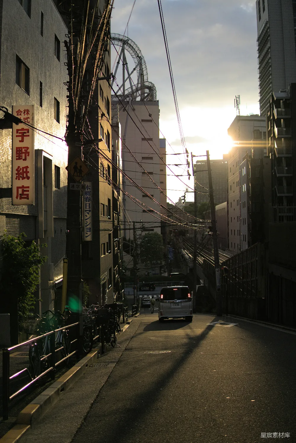 高清摄影  一条街道，两边都是建筑物。