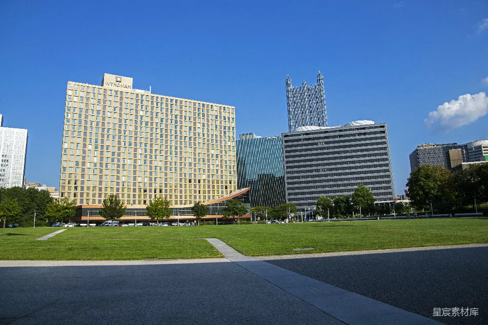 高清摄影  在一座大建筑前的草地上