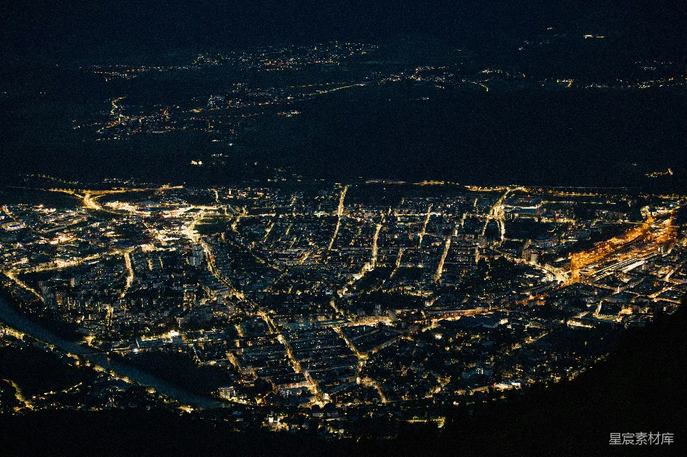 高清摄影 壁纸 夜晚的城市航拍图，灯火通明。