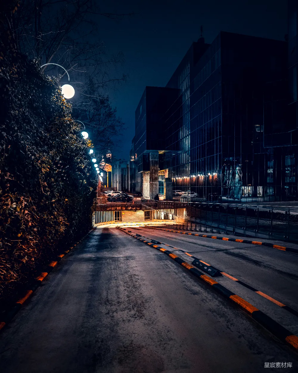 高清摄影 壁纸 夜晚的一条街道，路灯亮着。