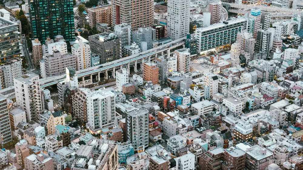 高清摄影  从空中俯瞰一座城市，有许多高楼大厦。