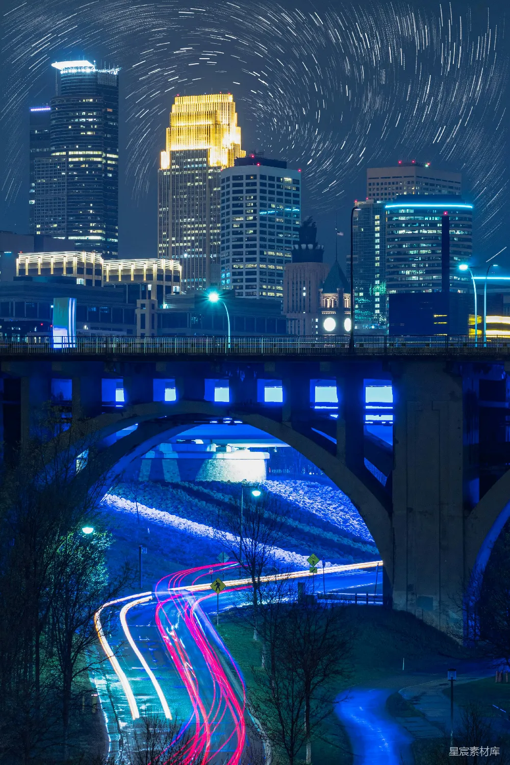 高清摄影 壁纸 夜间道路上的高楼附近的车辆