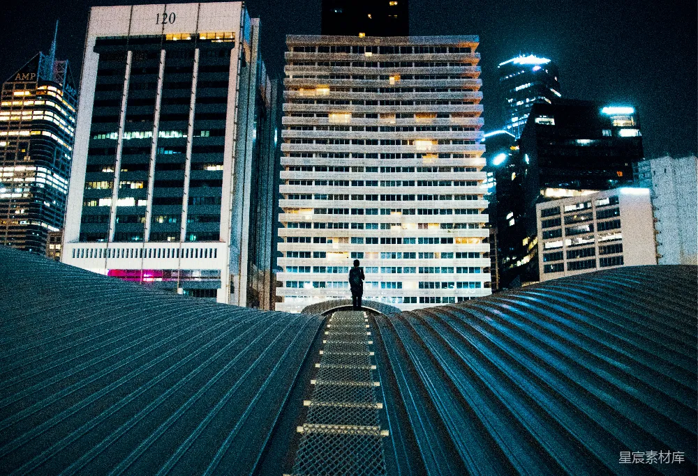 高清摄影  站在建筑物屋顶上，背景是城市的建筑群。