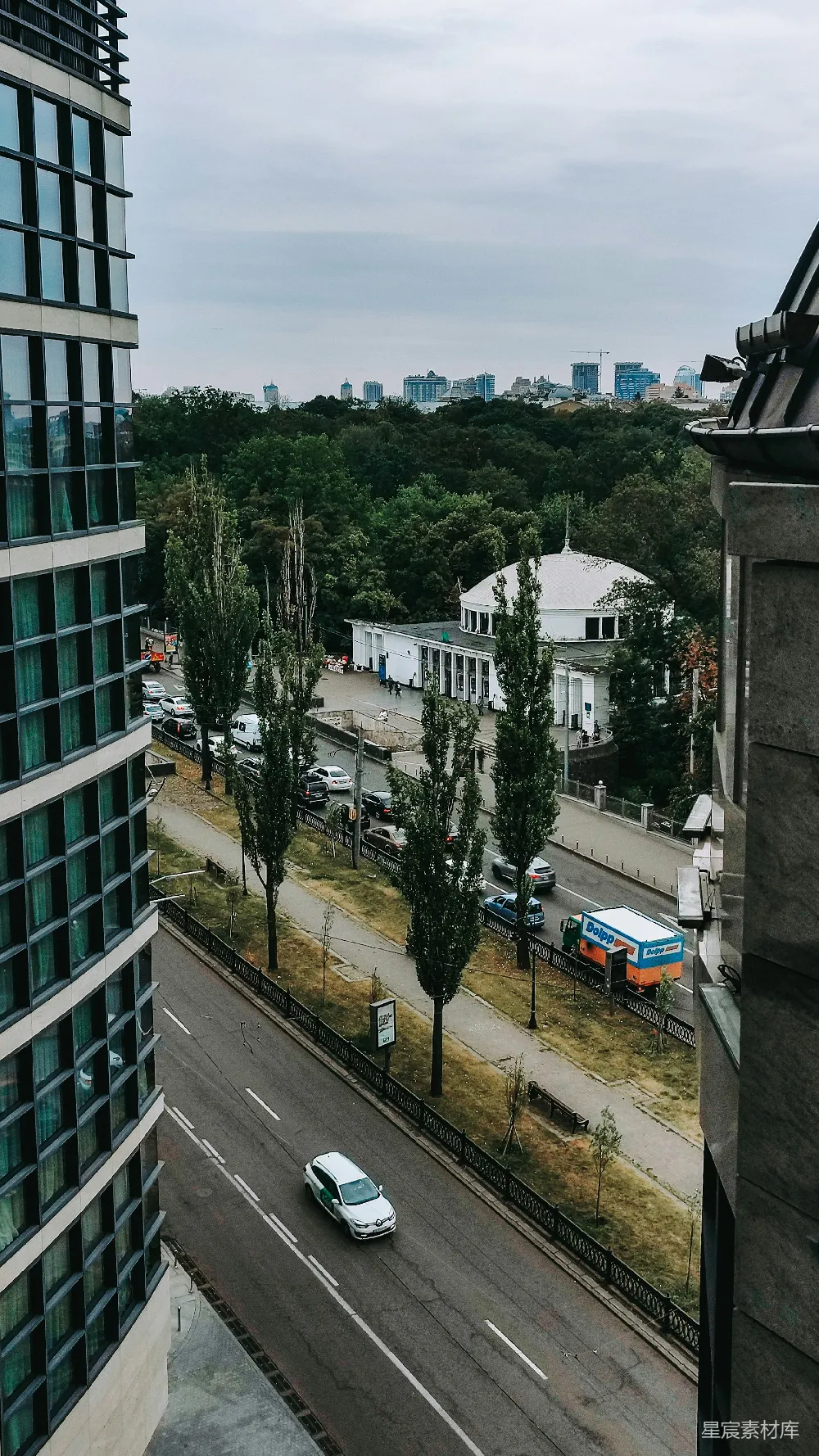 高清摄影  一辆车在高楼旁边的路上行驶
