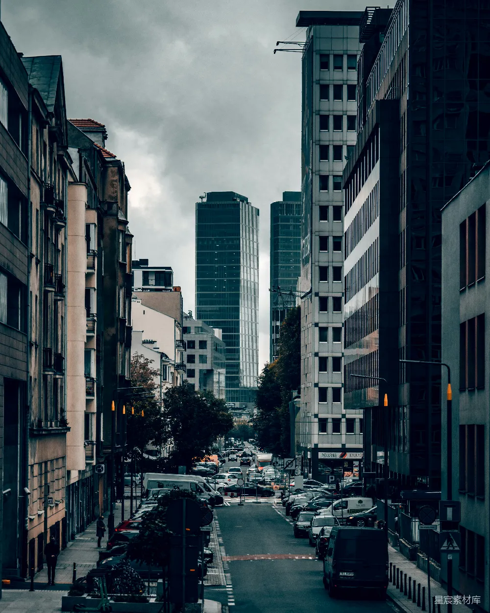 高清摄影  白天停在高楼大厦附近的路边的汽车