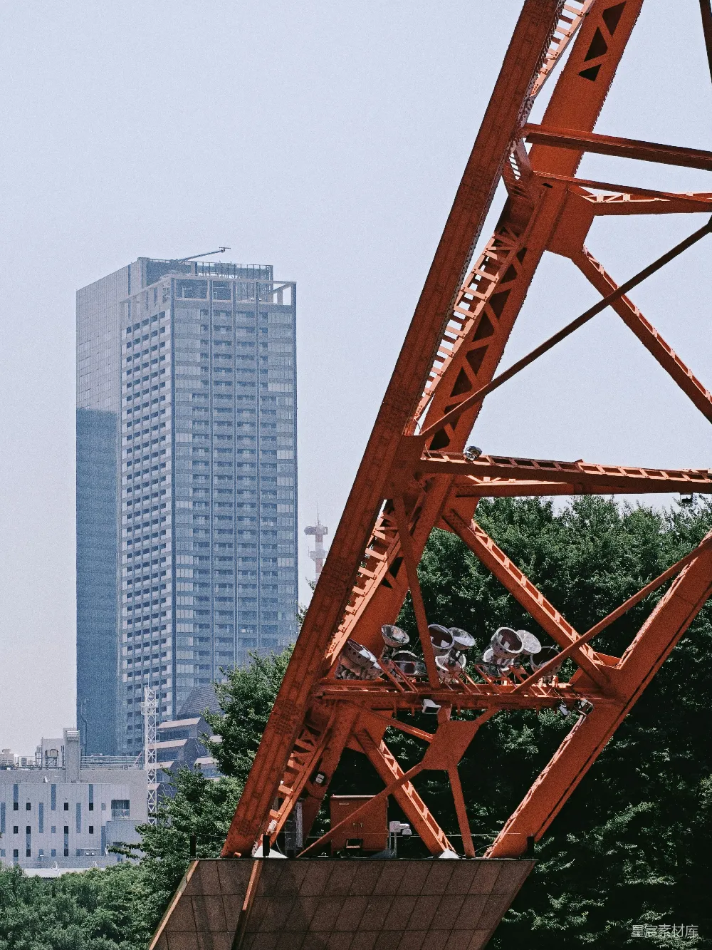 高清摄影  红色金属结构与高大的建筑后面