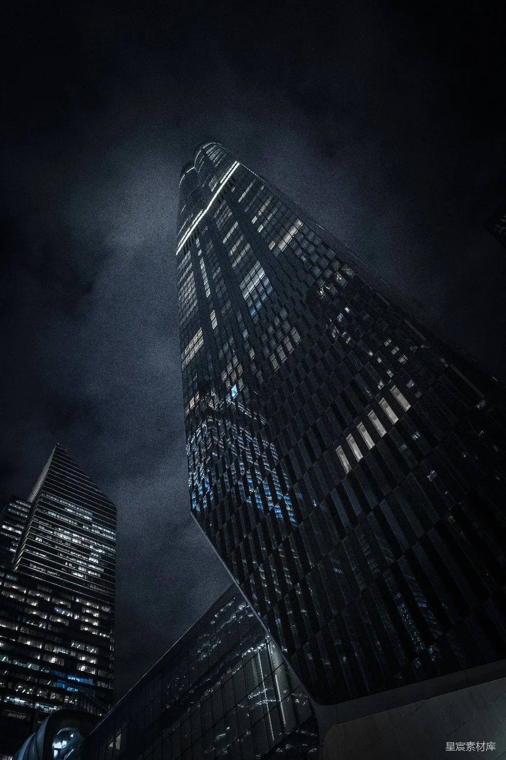 高清摄影 壁纸 在夜晚的城市中央有一座非常高的建筑物。