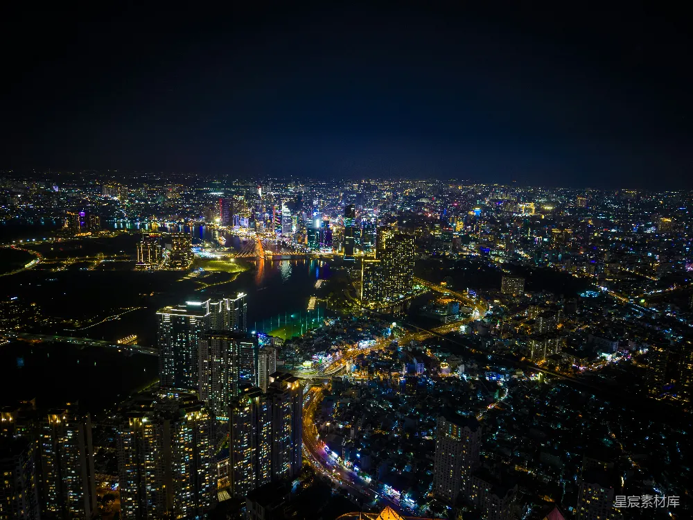 高清摄影  夜晚色彩斑斓的城市天际线，灯火辉煌。