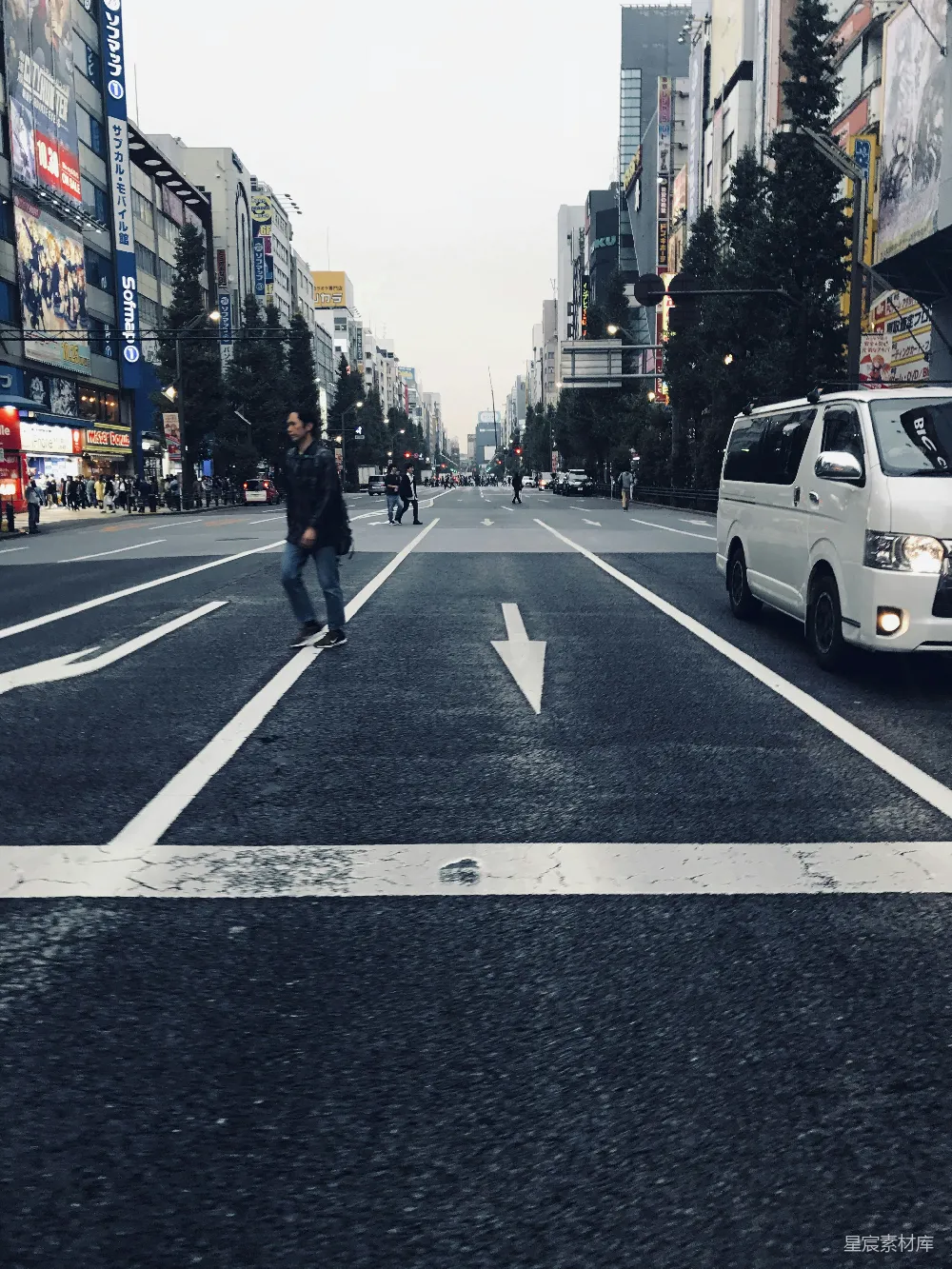 高清摄影  白天行人穿越人行道