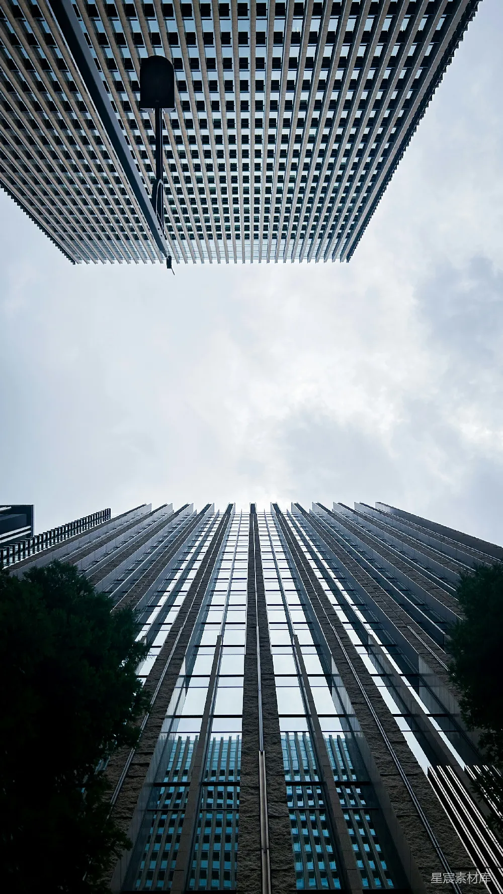 高清摄影  低角度下观望着阴云密布的天空中的建筑物。