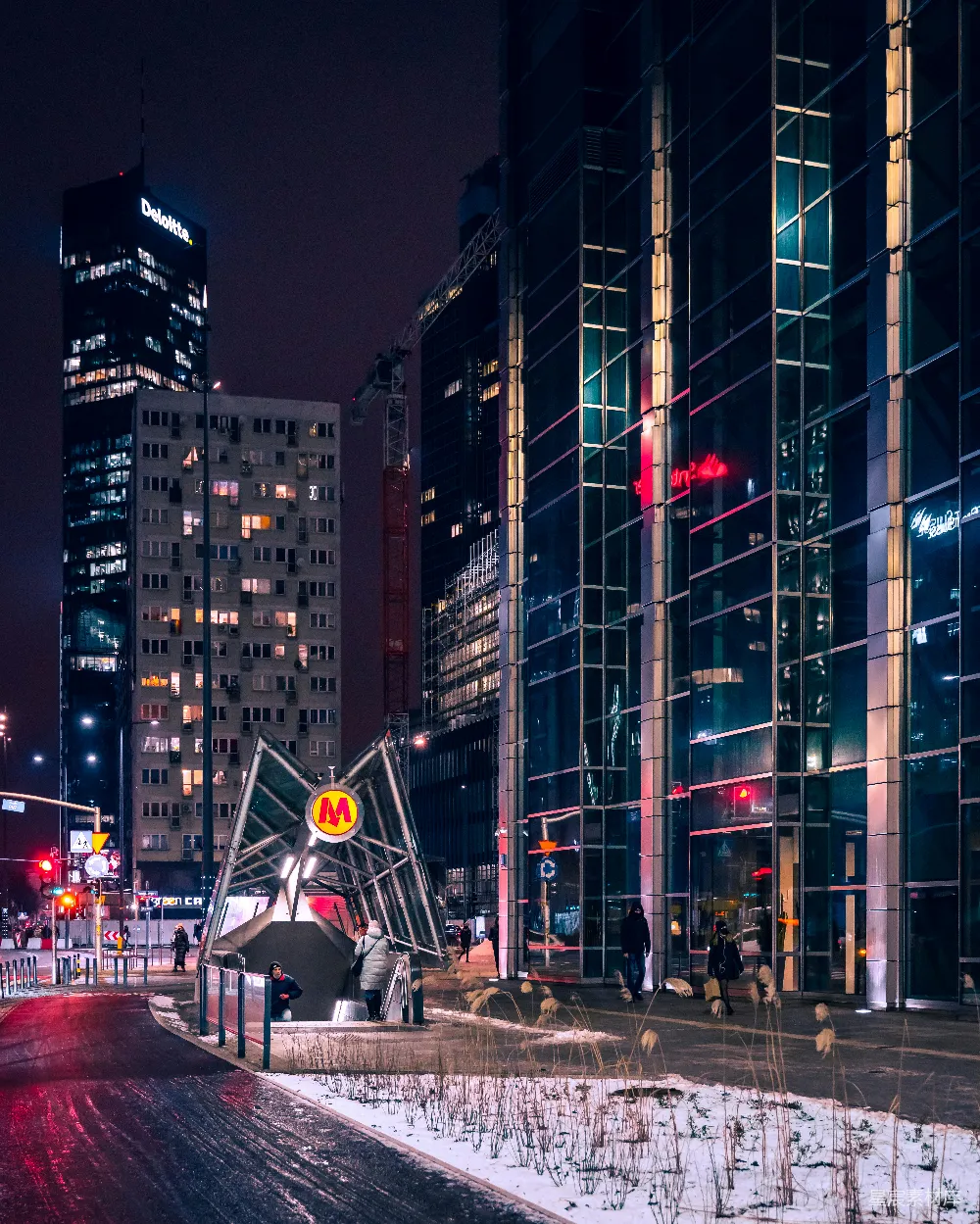 高清摄影  夜晚时分，高楼大厦附近道路上的车辆。