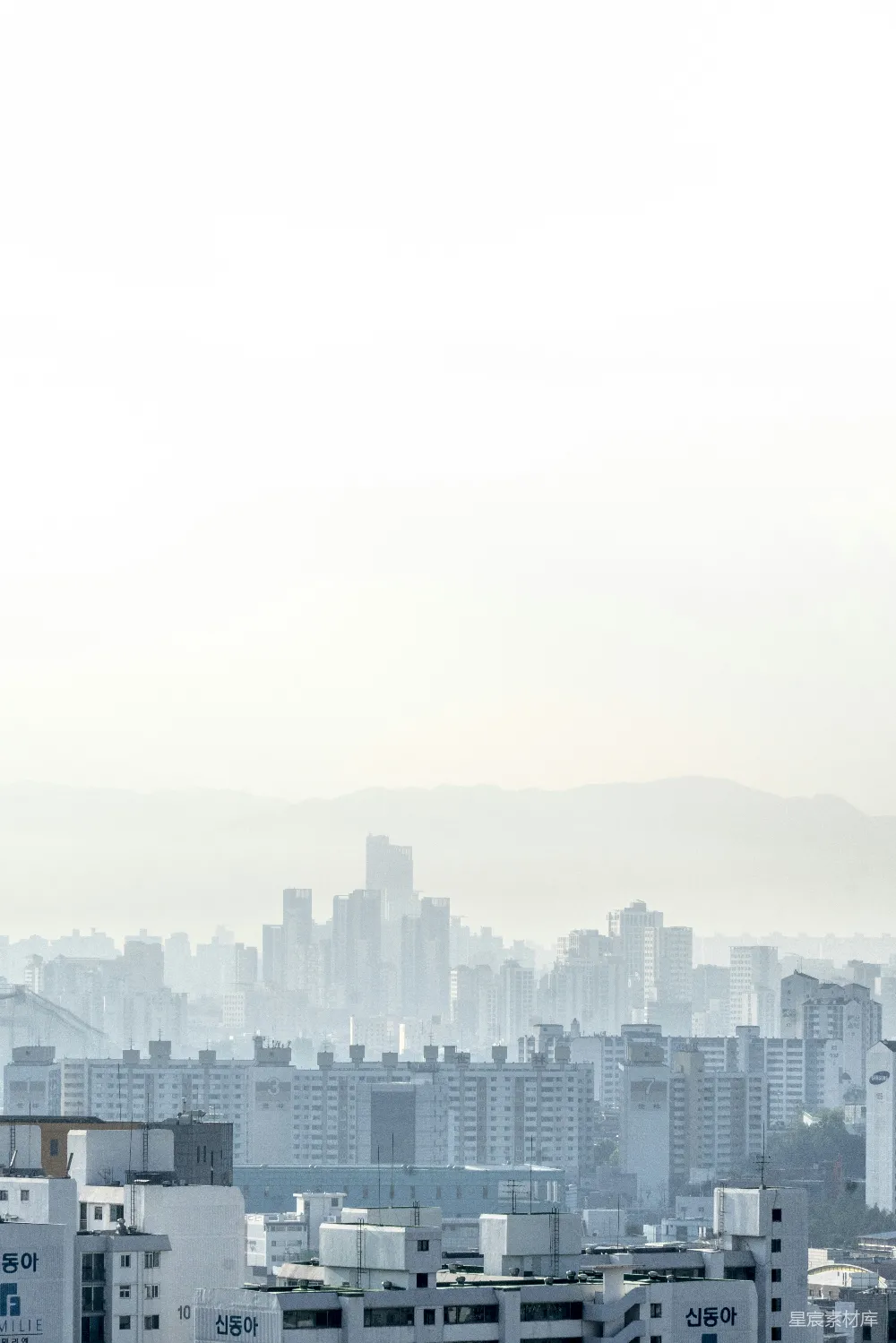 高清摄影  一座山峦环绕的城市