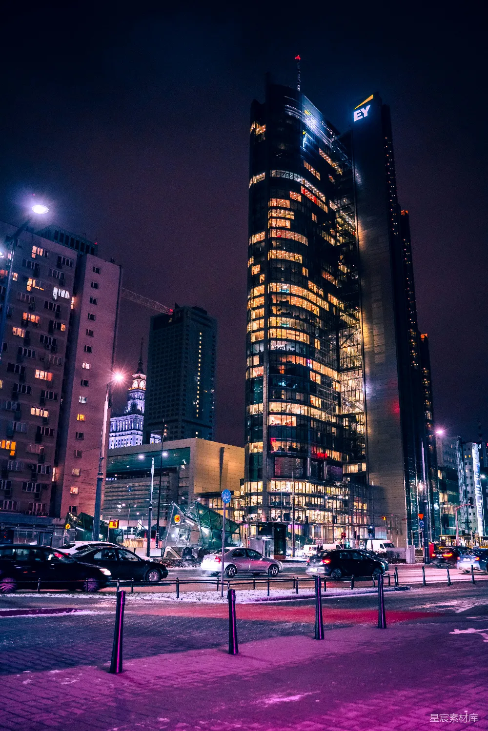 高清摄影  夜晚，高楼上停着的汽车