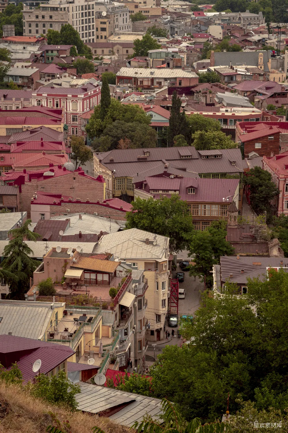高清摄影 自然 一座城市全景，有许多建筑物。