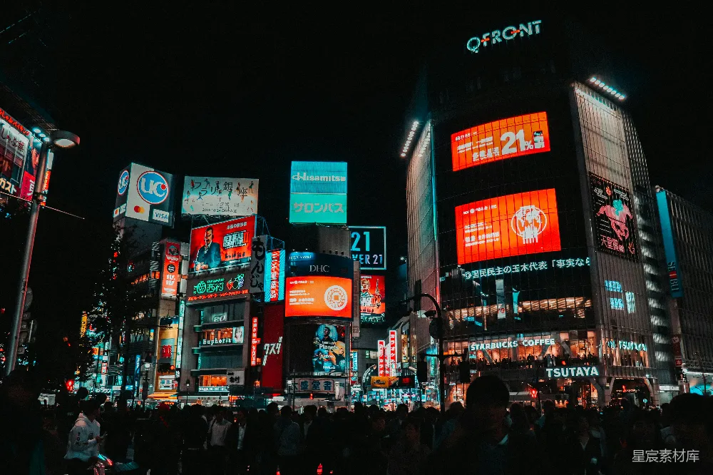 高清摄影  人们在夜间街道上行走