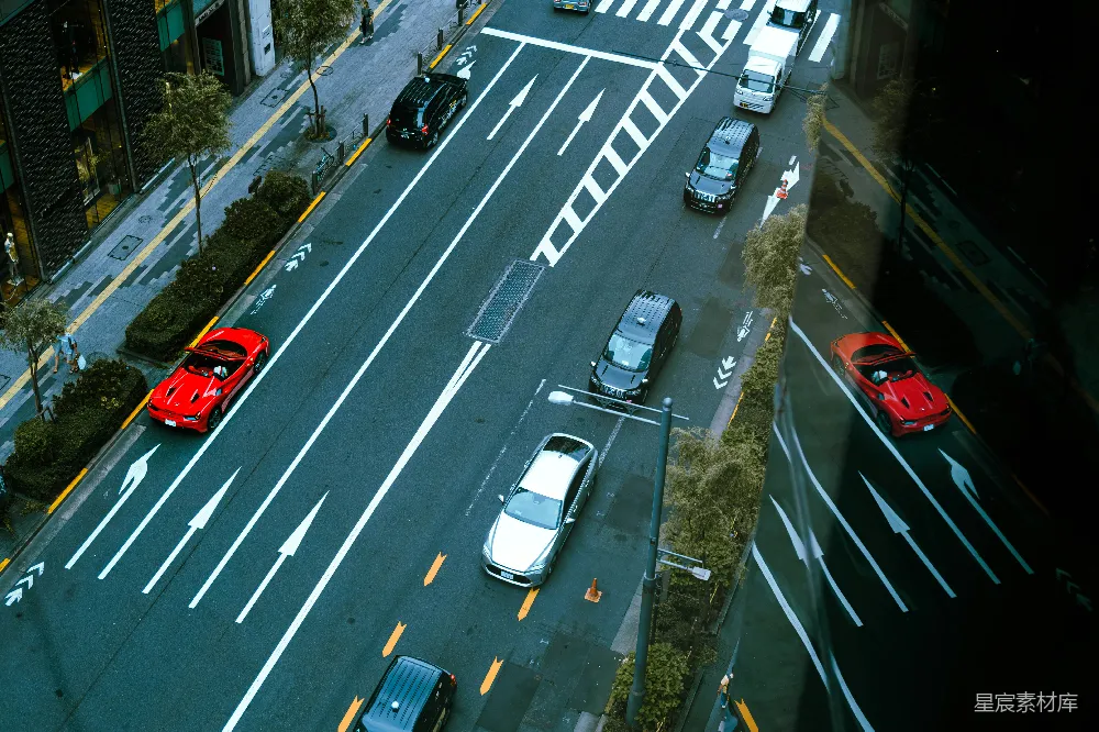高清摄影  一条充满车流的城市街道，旁边耸立着高楼大厦。