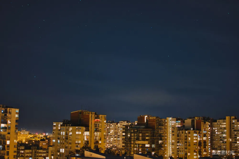 高清摄影  夜晚的城市景色，可以看到星星。