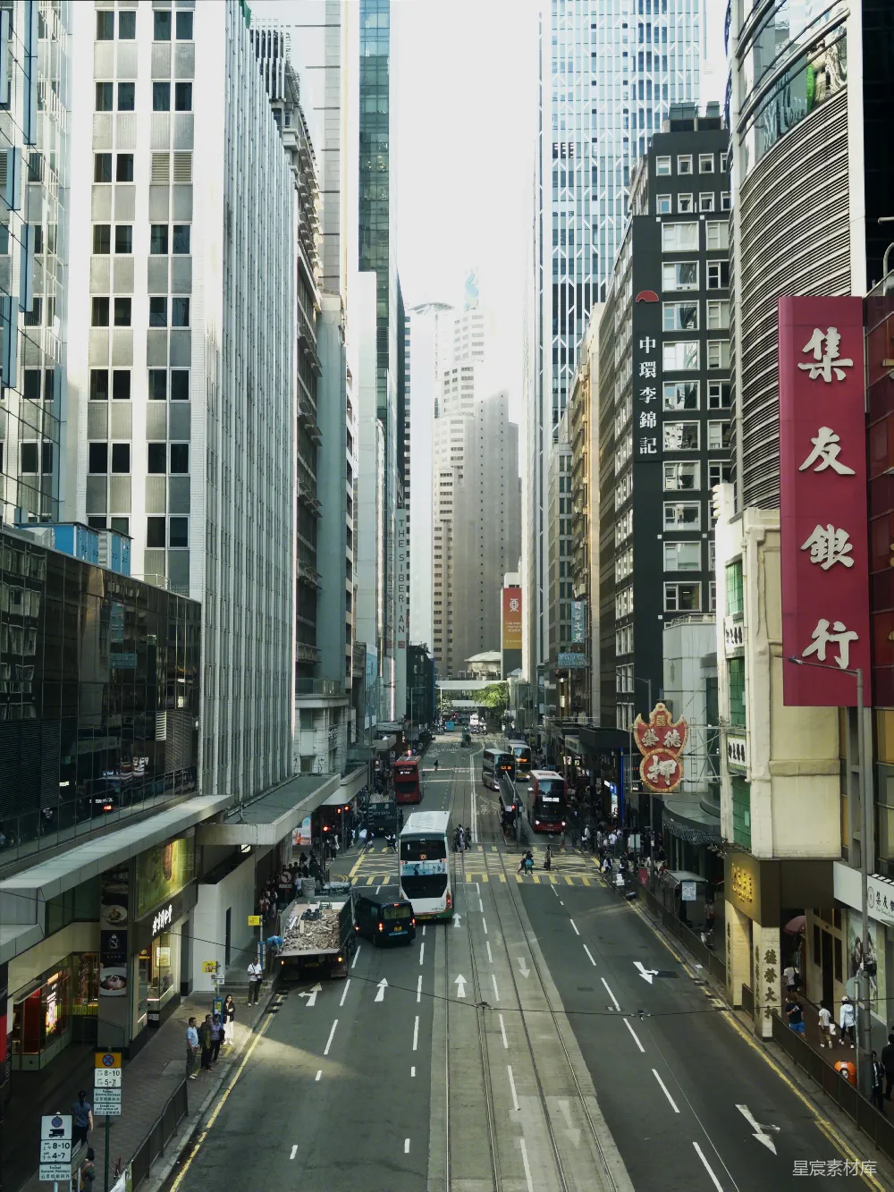 高清摄影  繁忙的城市街道，高楼林立，车辆穿梭。