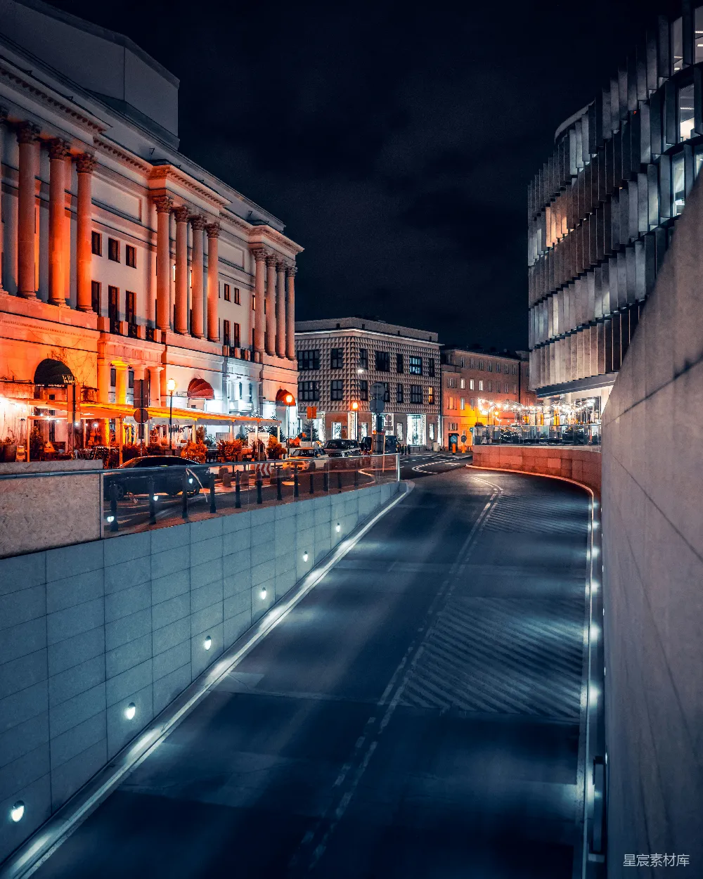 高清摄影 壁纸 一条夜晚的城市街道，建筑物灯火通明。