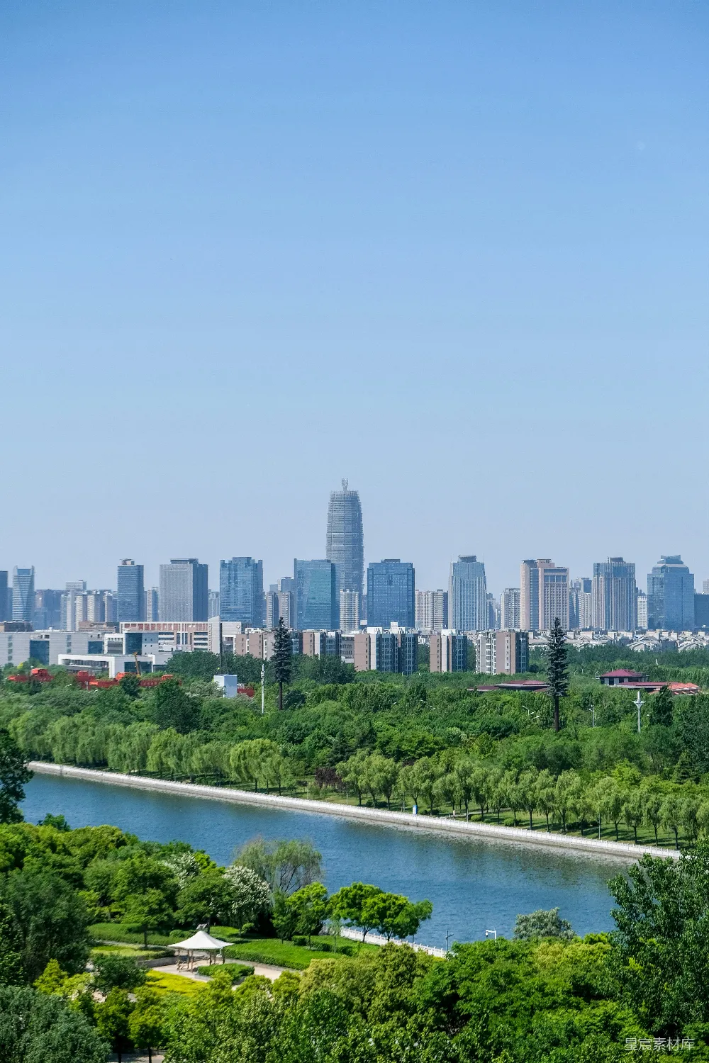 高清摄影  从河的另一边看城市的景色