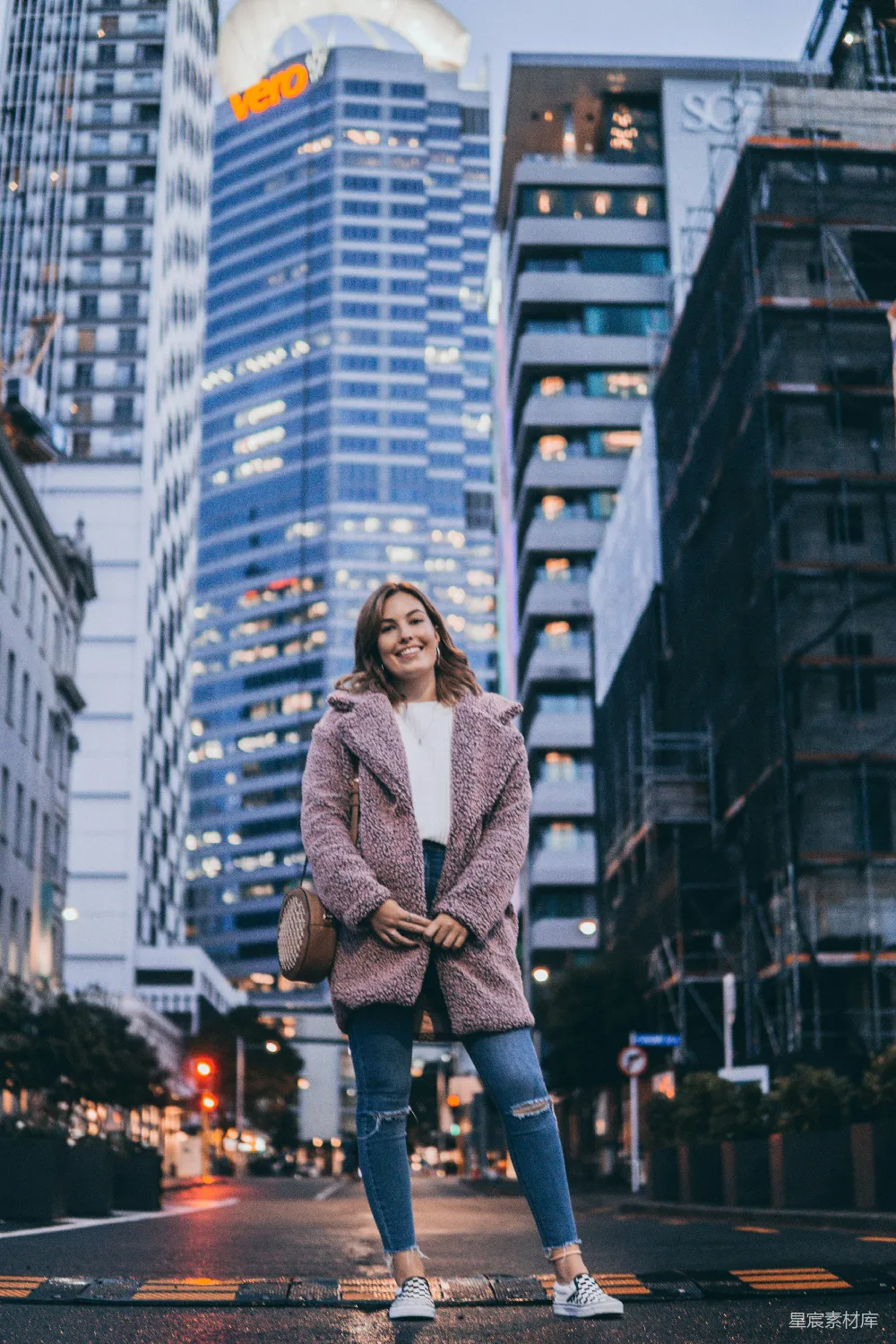 高清摄影  穿着夹克的女人站在路上