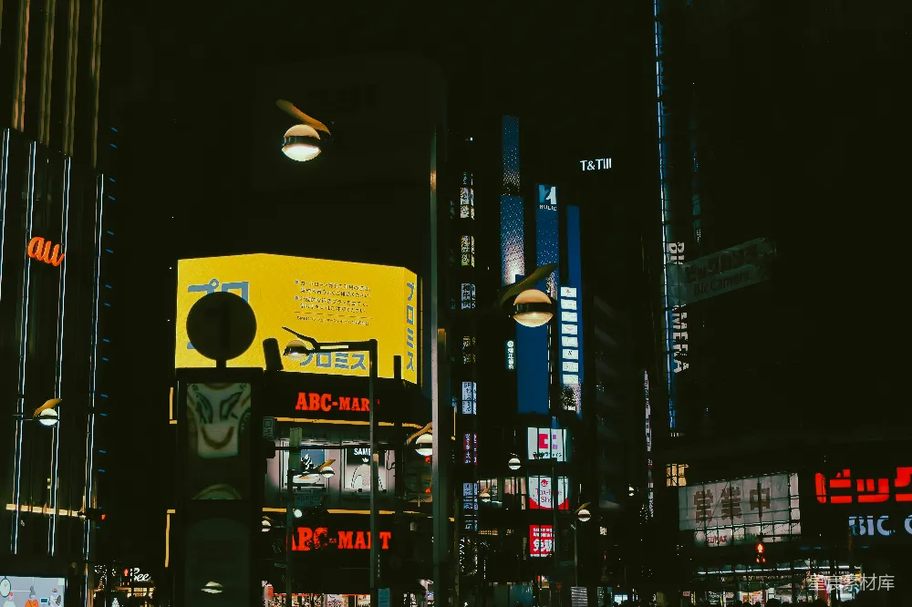 高清摄影  夜晚灯火辉煌的城市街道，霓虹灯招牌闪烁。