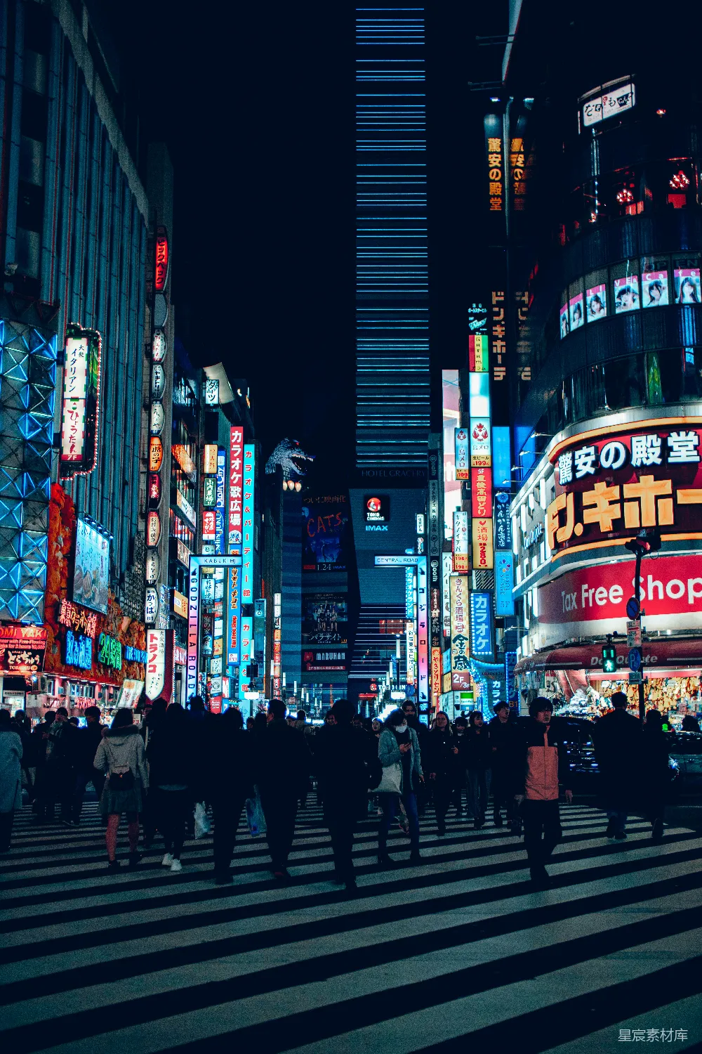 高清摄影  人们在夜间走在街上