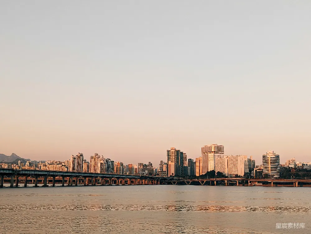 高清摄影 旅行 一片宽阔的水域，背景中有一座城市。
