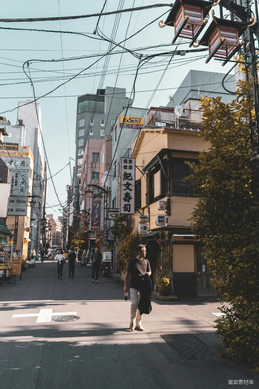 高清摄影  一个人沿着城市街道行走。