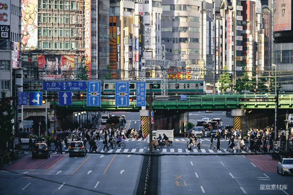 高清摄影 旅行 一群人穿过街道，旁边是高楼大厦。