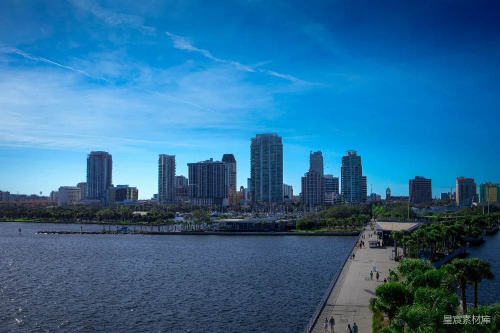 高清摄影  一片水景，背景中有城市。