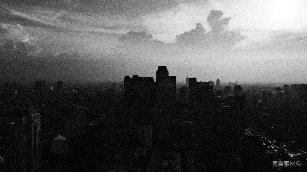 高清摄影  单色的城市天际线，夕阳西下，云层壮观。