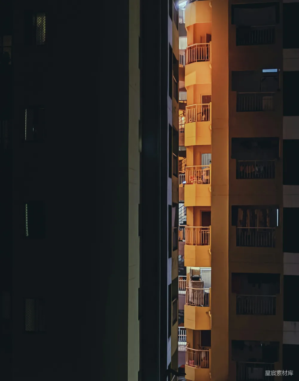 高清摄影 壁纸 一座带有阳台的高黄色大楼