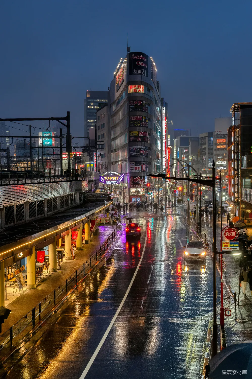 高清摄影  夜晚的城市街道，车辆在上面行驶。