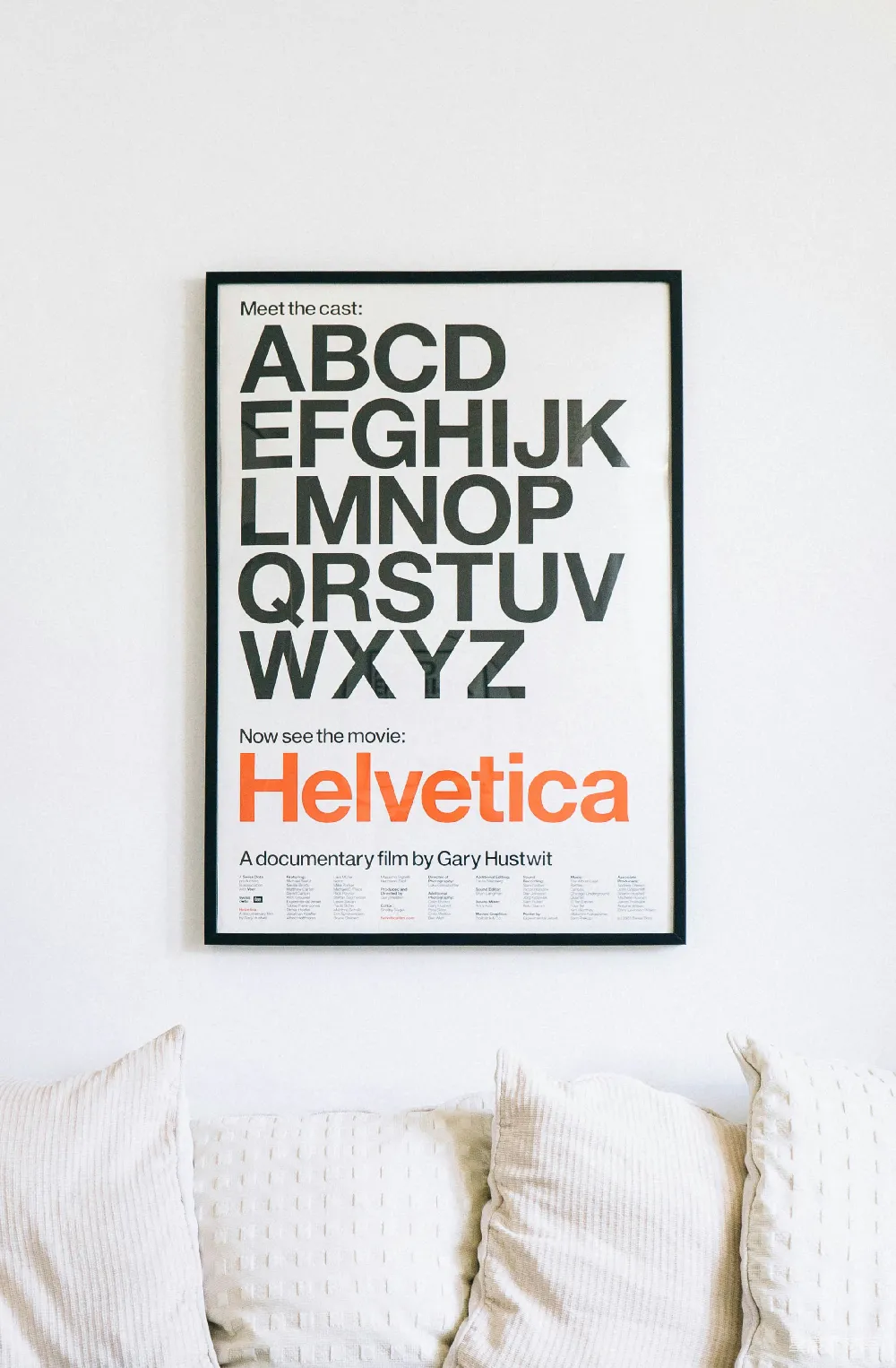 高清摄影  沙发上方悬挂的Helvetica字母海报