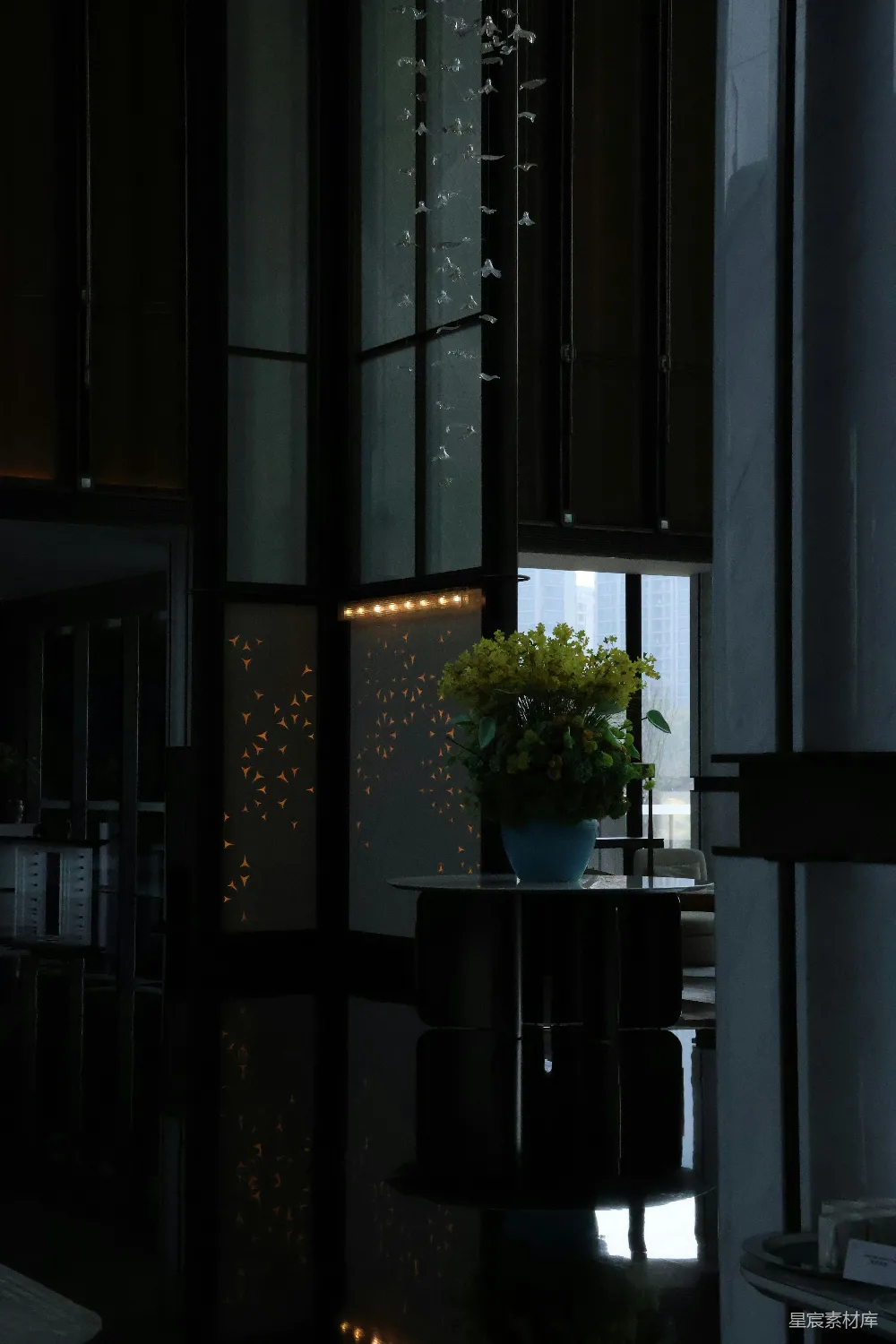 高清摄影  豪华装饰的会客厅，中央摆放着花艺装饰。
