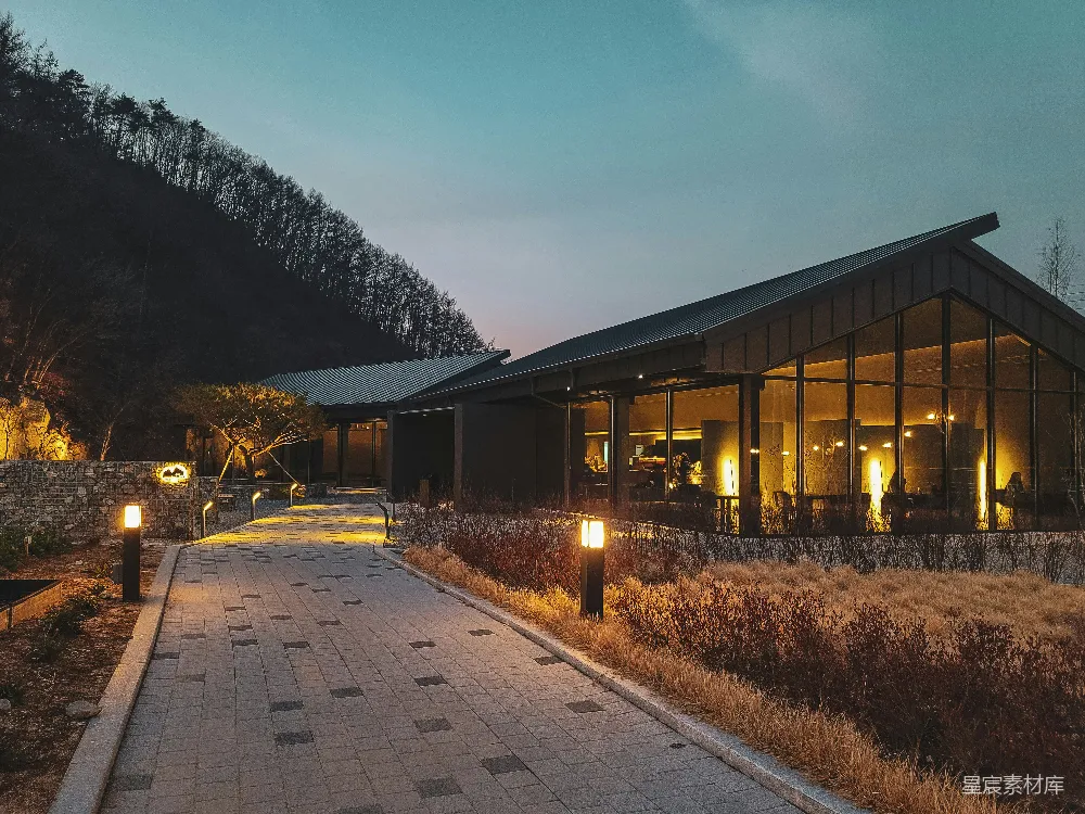 高清摄影  夜晚树木附近的棕色木制建筑