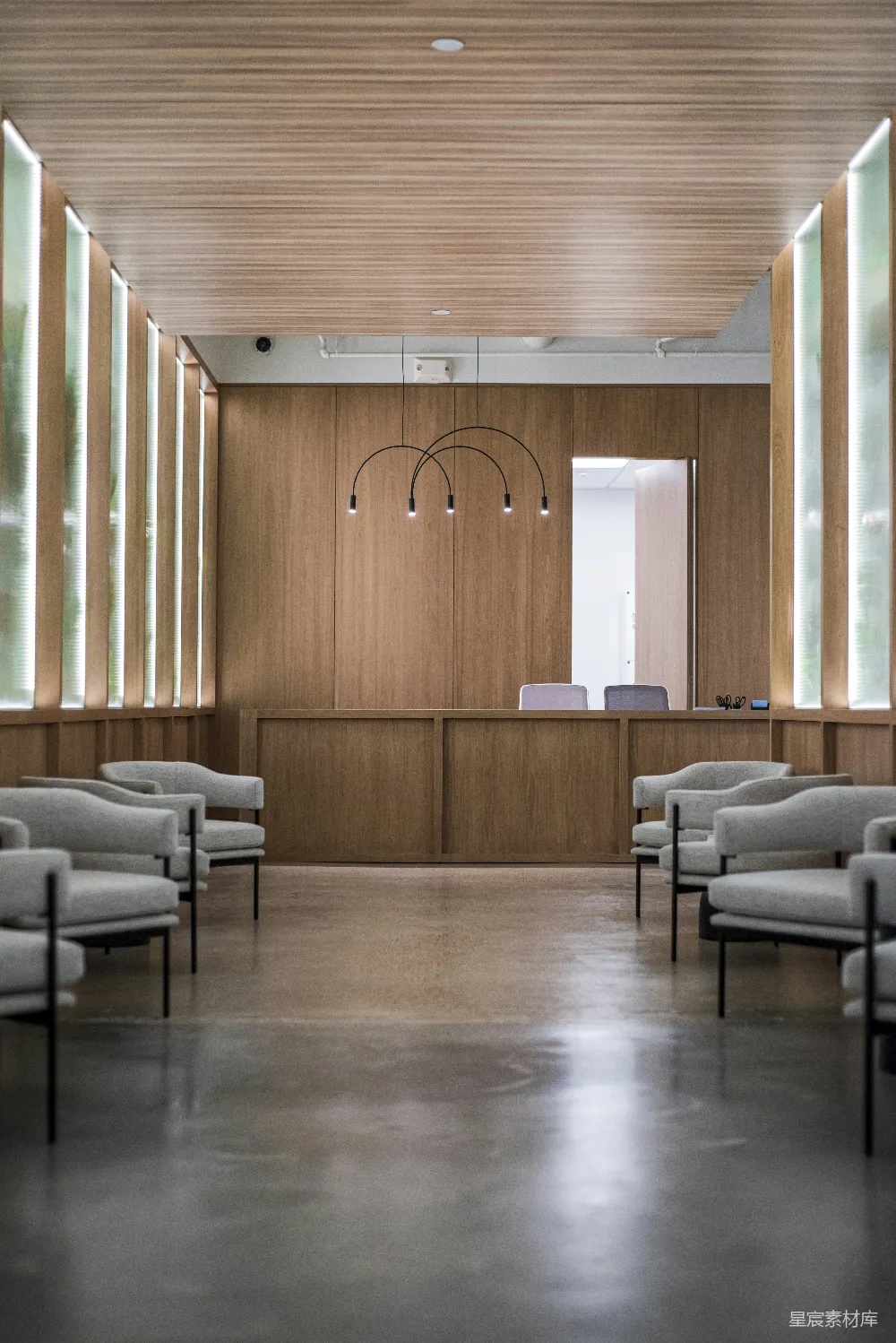 高清摄影  棕色木质地板上的灰色沙发椅